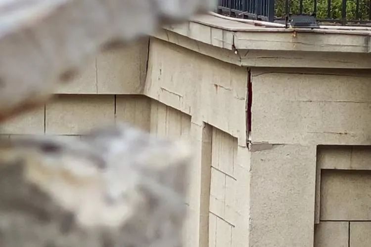 “这房子再不修,迟早会出人命”……上海一高档小区高危频发,业主胆颤心惊 “这房子再不修,迟早会出人命”……上海一高档小区高危频发,业主胆颤心惊