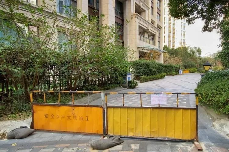 “这房子再不修,迟早会出人命”……上海一高档小区高危频发,业主胆颤心惊 “这房子再不修,迟早会出人命”……上海一高档小区高危频发,业主胆颤心惊