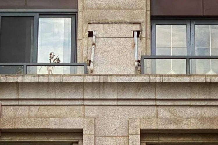 “这房子再不修,迟早会出人命”……上海一高档小区高危频发,业主胆颤心惊 “这房子再不修,迟早会出人命”……上海一高档小区高危频发,业主胆颤心惊