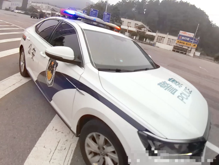 女孩报警称被绑架上了高速，民警将其解救后，竟有反转……