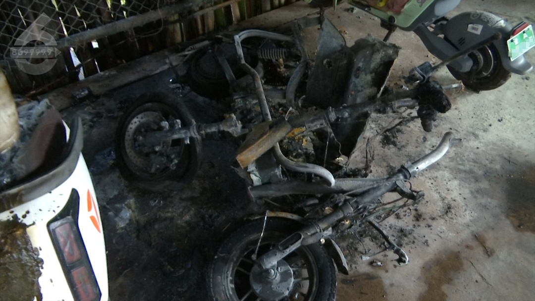 火苗窜起3米多高！昆明一单车棚里电动车起火，引燃竹林……