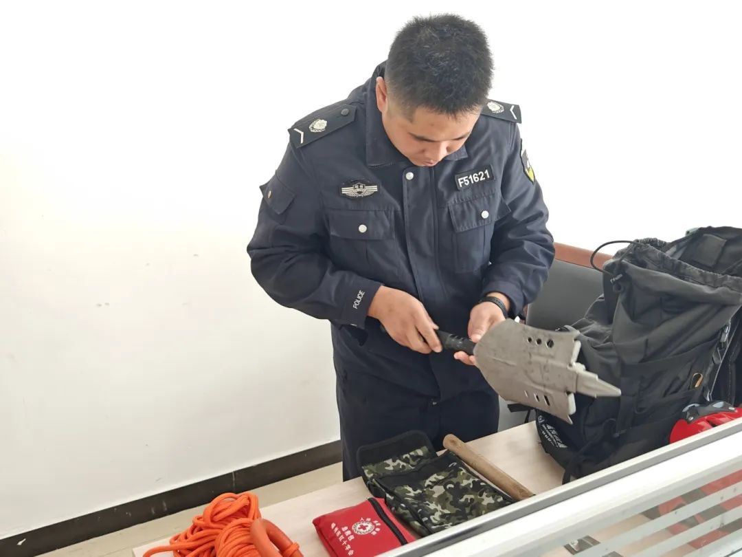 警服做的担架？网友直呼：安全又温暖！