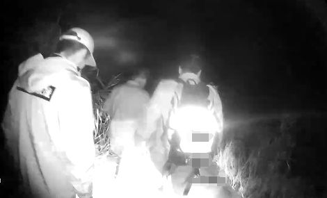 警服做的担架？网友直呼：安全又温暖！