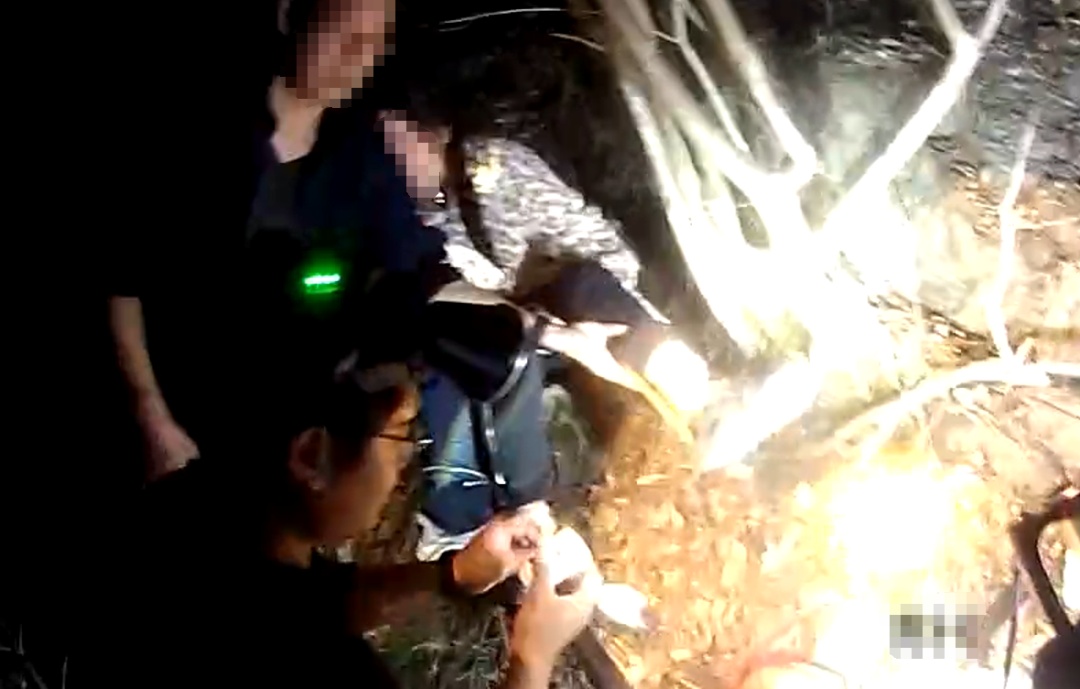 警服做的担架？网友直呼：安全又温暖！