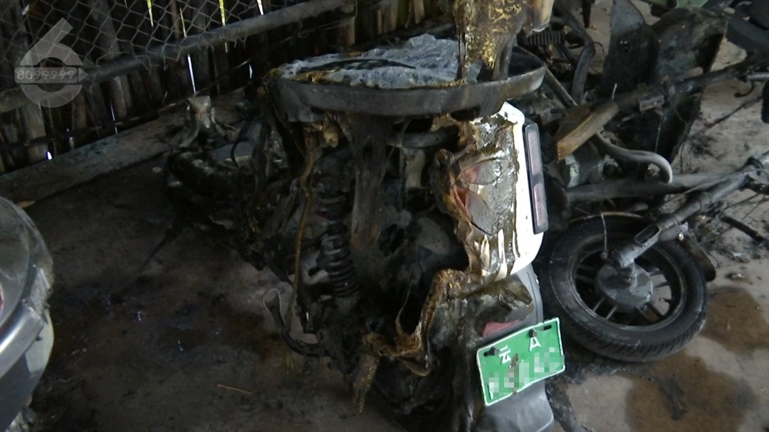 火苗窜起3米多高！昆明一单车棚里电动车起火，引燃竹林……