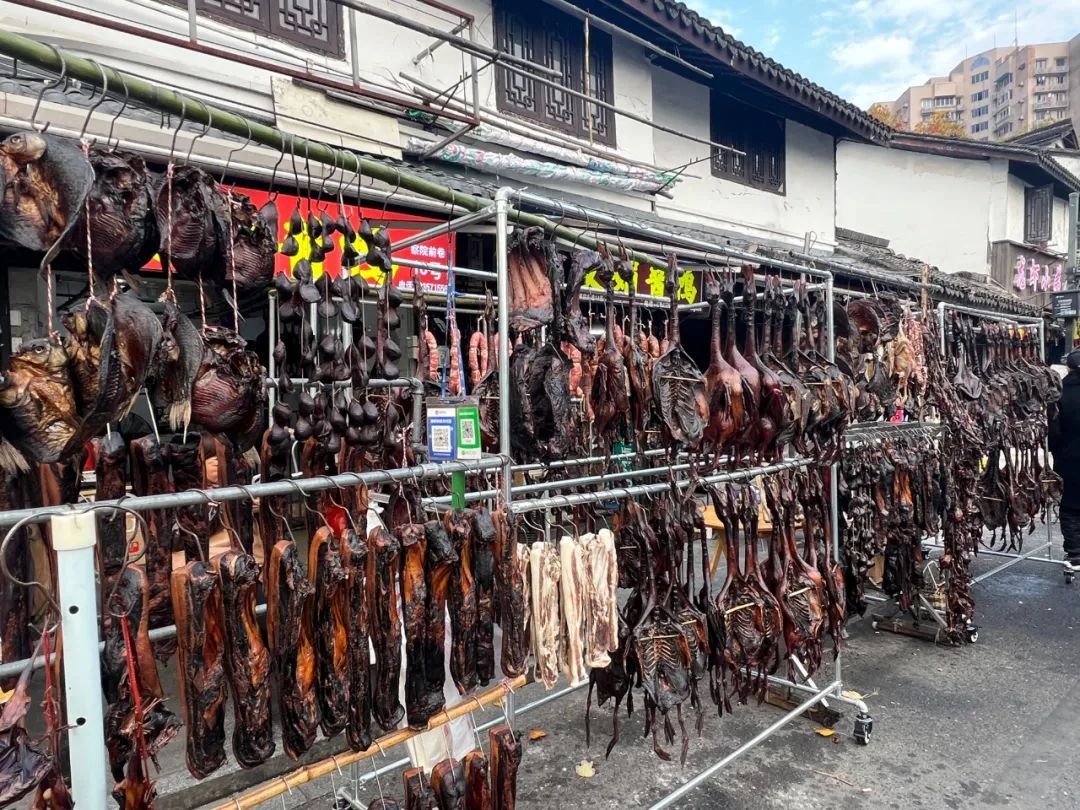 做不完,根本做不完!杭州500米巷子卖出10万多只!没人能空手走出去... 做不完,根本做不完!杭州500米巷子卖出10万多只!没人能空手走出去...