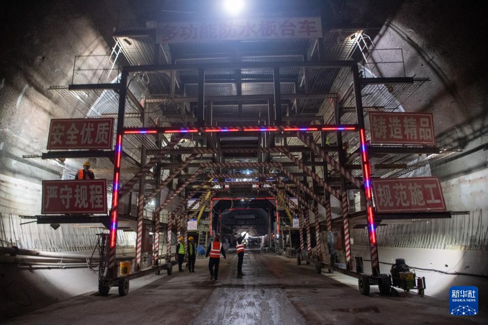 成达万高铁重庆段首座千米隧道贯通