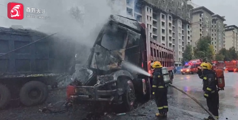 大货车追尾前车，车头瞬间起火！只因对向司机干了这件事……