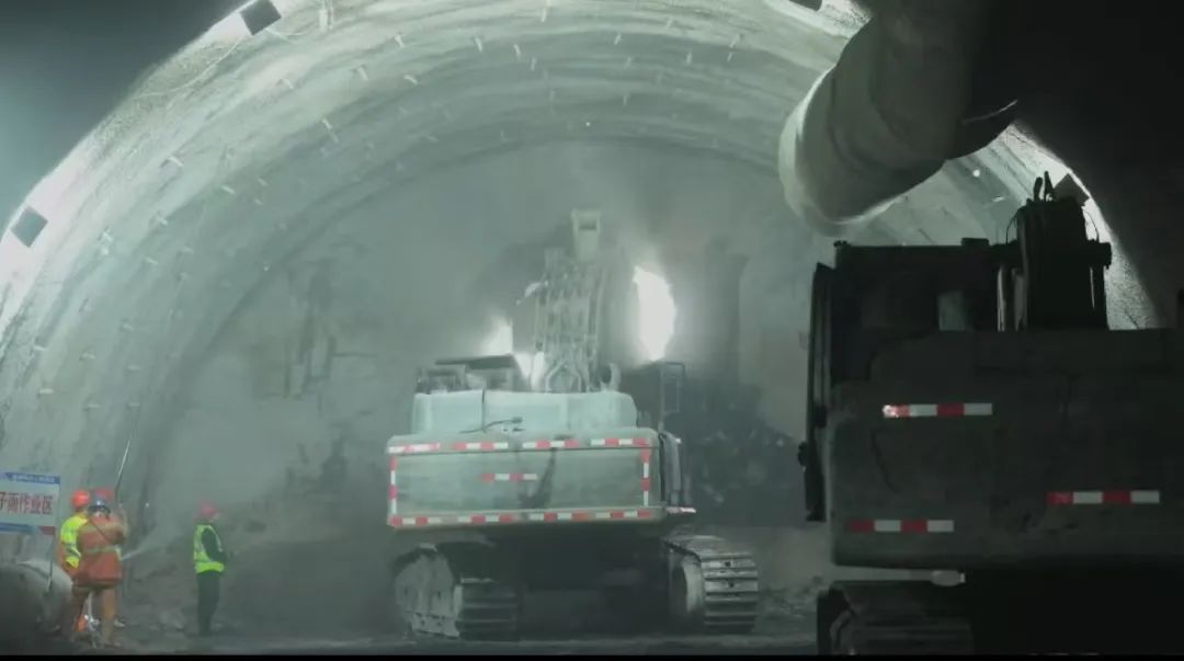 预计明年6月全线通车！九绵高速最长最难隧道贯通