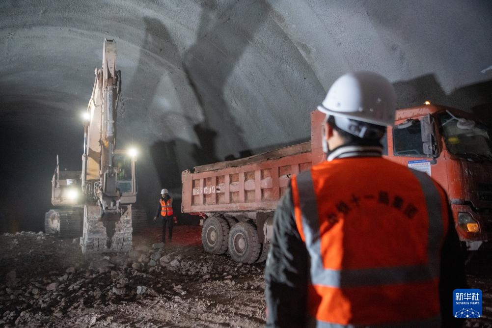 成达万高铁重庆段首座千米隧道贯通