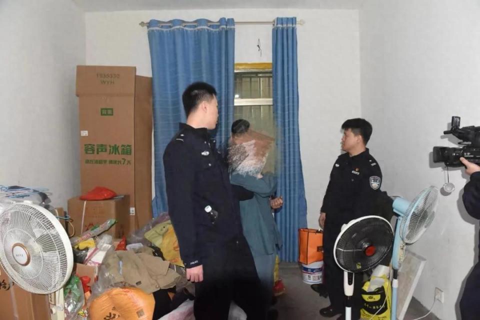 男子20年前入室抢劫杀人后逃亡，警方抓捕时发现因盗窃案在监狱服刑