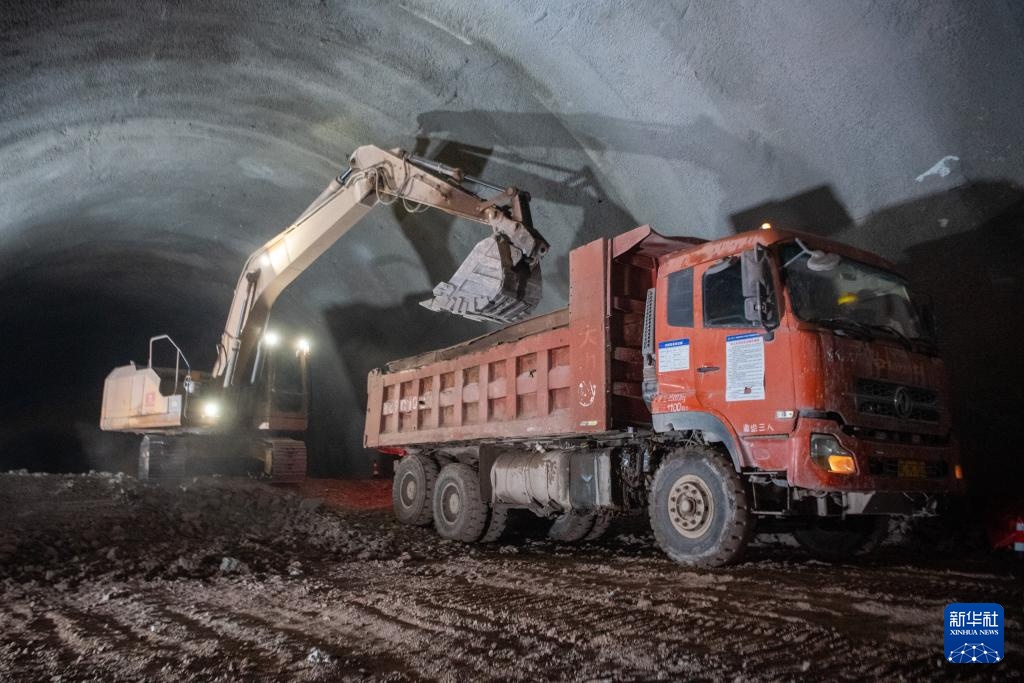 成达万高铁重庆段首座千米隧道贯通