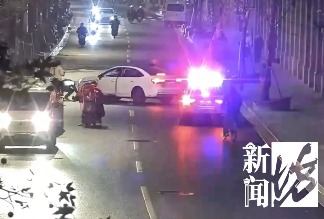 事发上海闹市区！女子被卷入车底，命悬一线