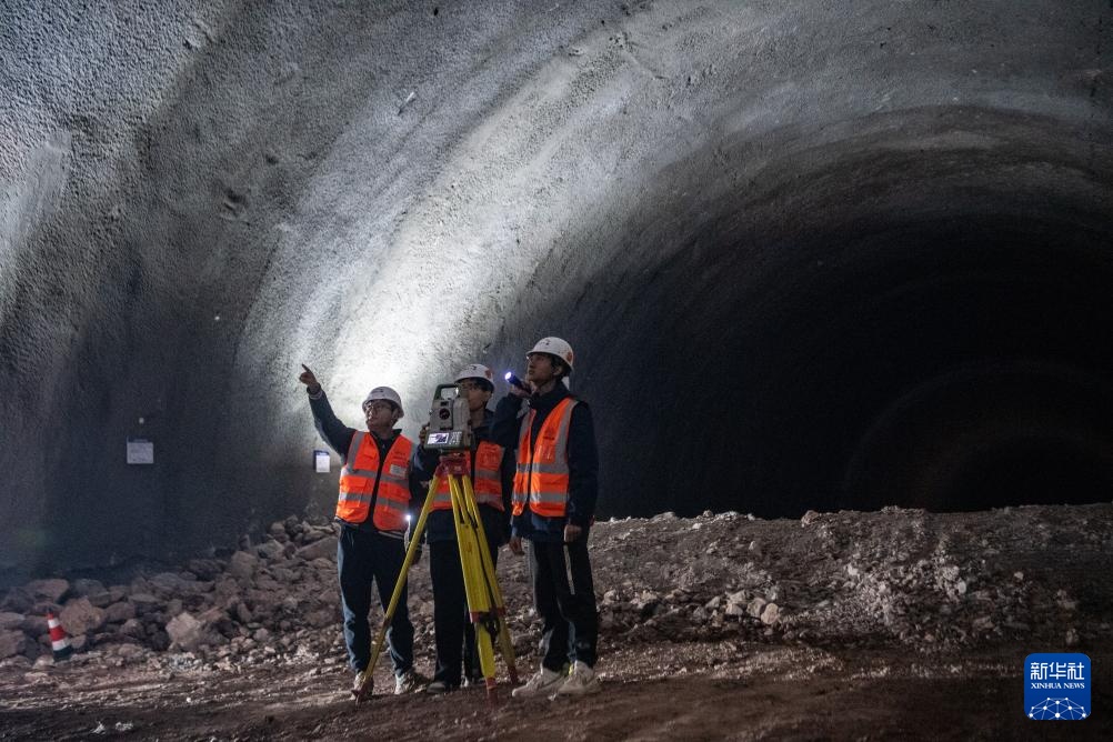 成达万高铁重庆段首座千米隧道贯通