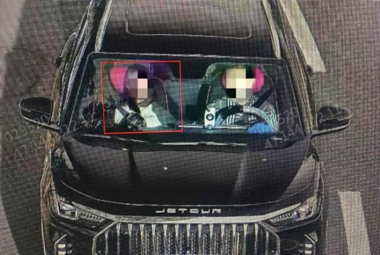 女子称被“绑架”,为何却与“绑匪”有说有笑 女子称被“绑架”,为何却与“绑匪”有说有笑