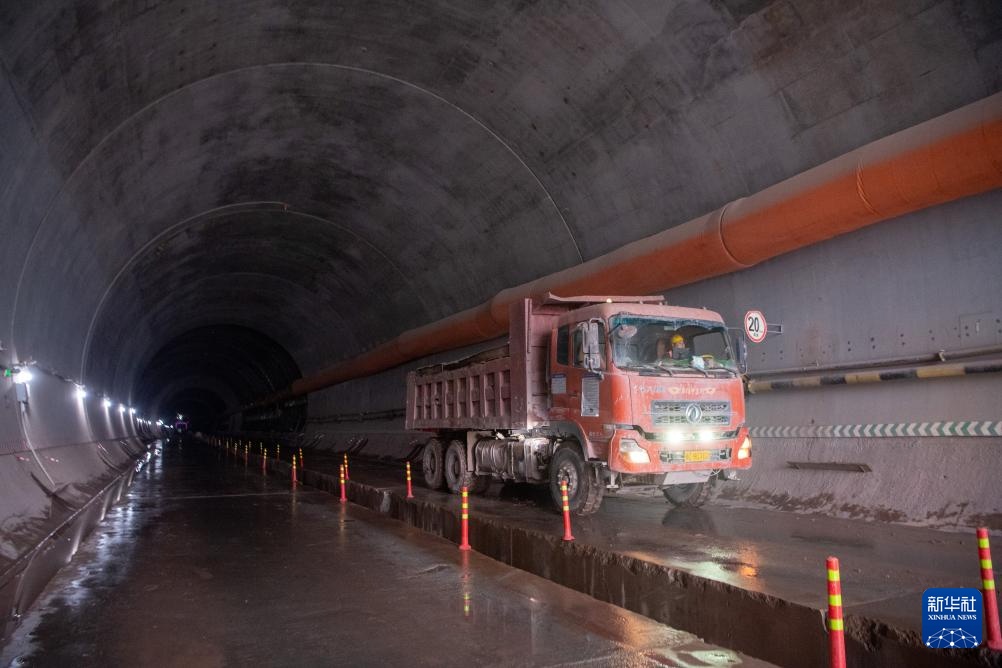 成达万高铁重庆段首座千米隧道贯通