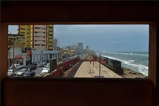 中国游客为拍“挂火车”意外坠落，实测斯里兰卡网红小火车：运行时不关车门