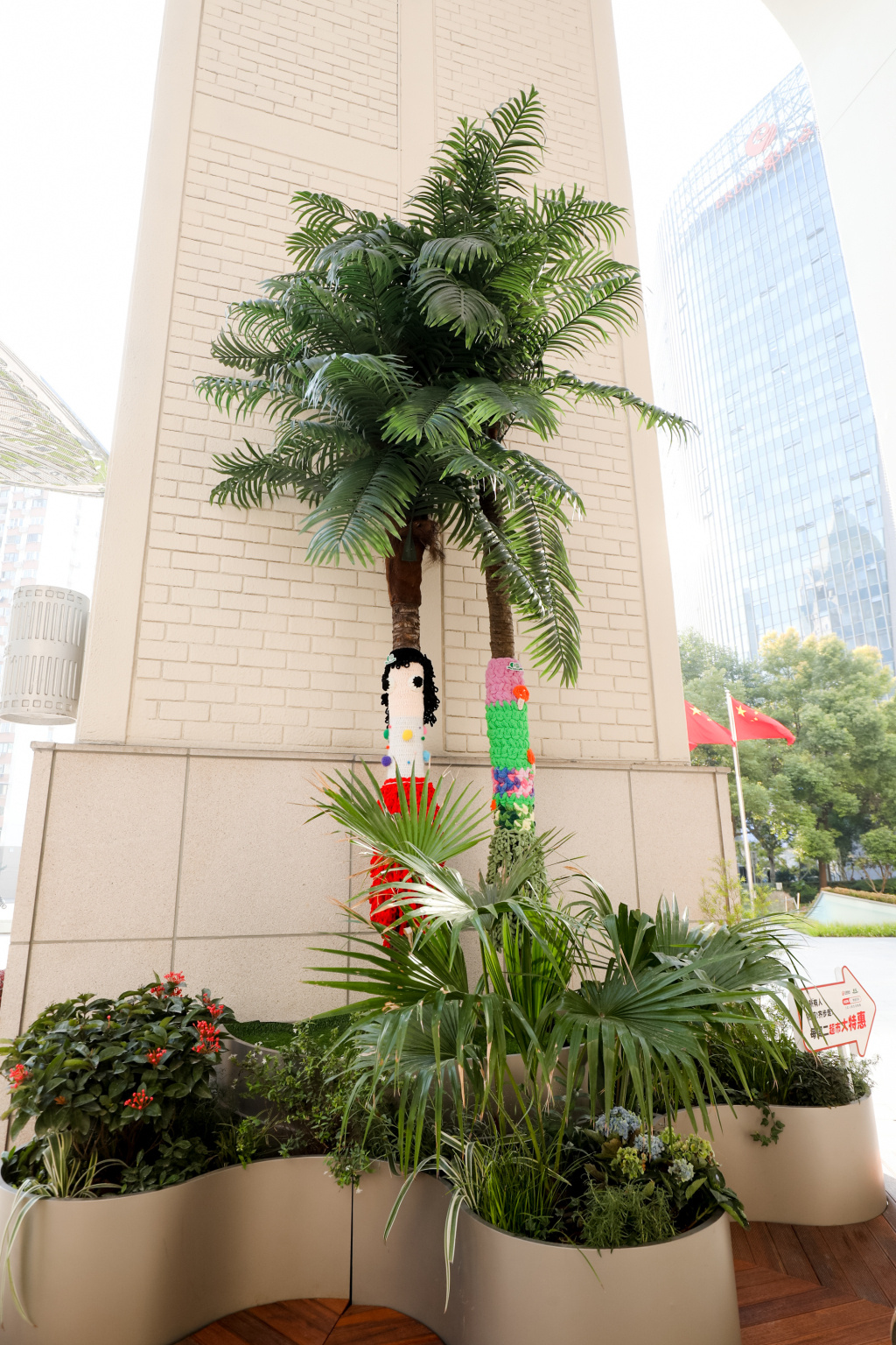 上海这条路的行道树穿上“毛衣”，路人拥抱、拍照，情绪价值拉满