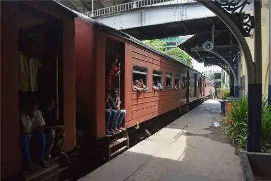 中国游客为拍“挂火车”意外坠落，实测斯里兰卡网红小火车：运行时不关车门