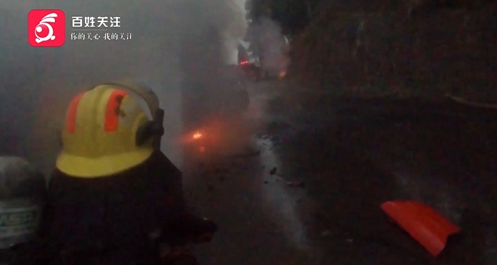 大货车追尾前车，车头瞬间起火！只因对向司机干了这件事……