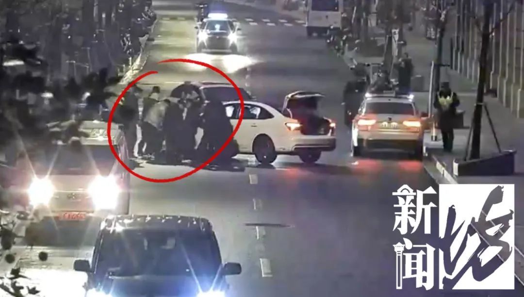 事发上海闹市区！女子被卷入车底，命悬一线