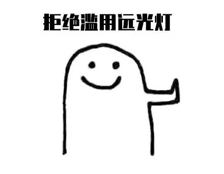 大货车追尾前车，车头瞬间起火！只因对向司机干了这件事……