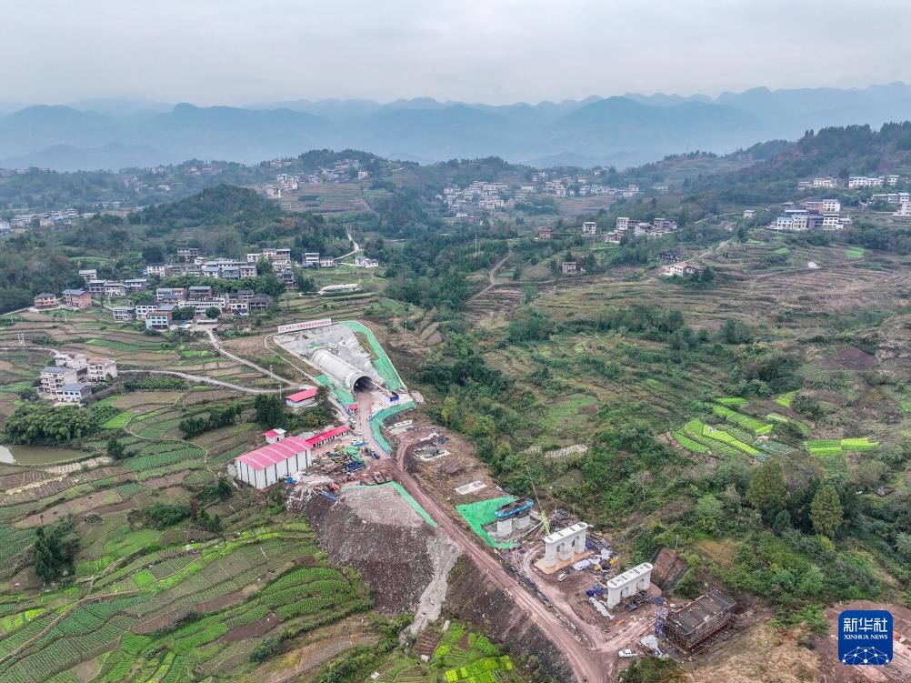 成达万高铁重庆段首座千米隧道贯通