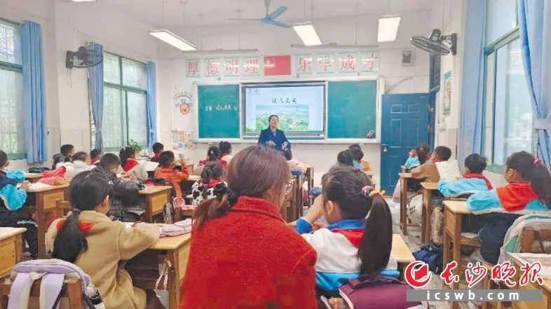 那个爱哭的孩子，会给同学擦眼泪