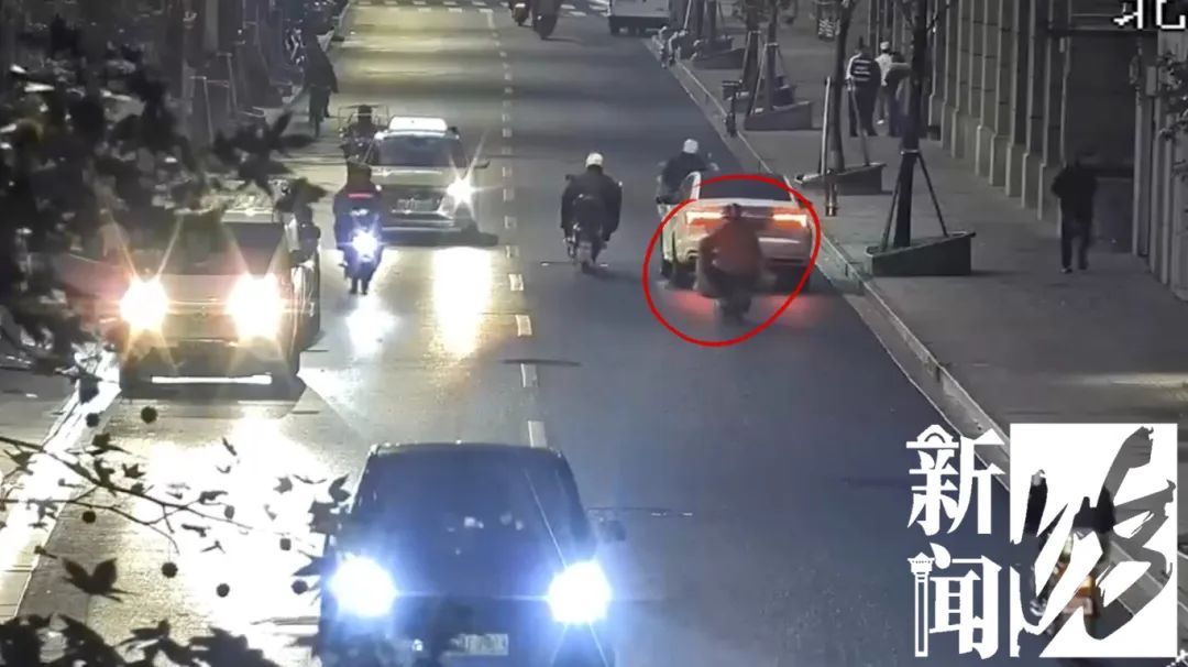 事发上海闹市区！女子被卷入车底，命悬一线