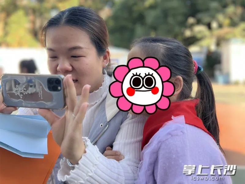 那个爱哭的孩子，会给同学擦眼泪