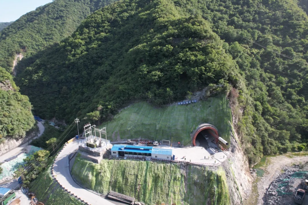 万米隧道,贯通! 万米隧道,贯通!