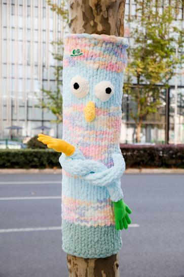 上海这条路的行道树穿上“毛衣”，路人拥抱、拍照，情绪价值拉满