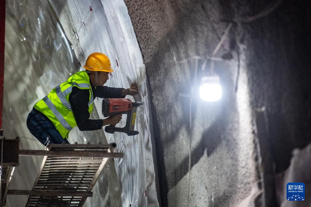 成达万高铁重庆段首座千米隧道贯通