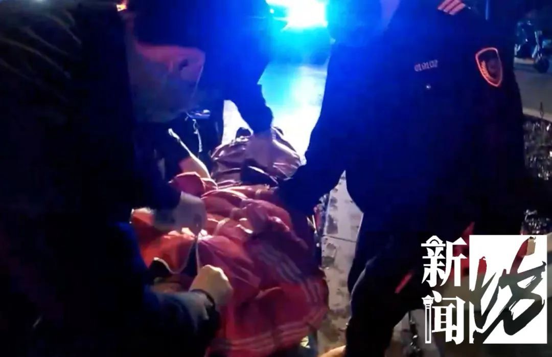 事发上海闹市区！女子被卷入车底，命悬一线