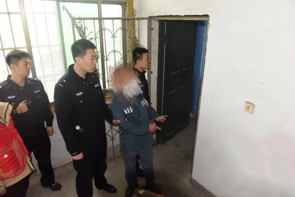 男子20年前入室抢劫杀人后逃亡，警方抓捕时发现因盗窃案在监狱服刑