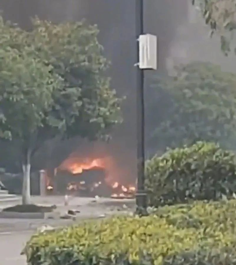 一无人机在湖北荆州奥体附近坠落起火！官方通报：一名伤者正全力救治