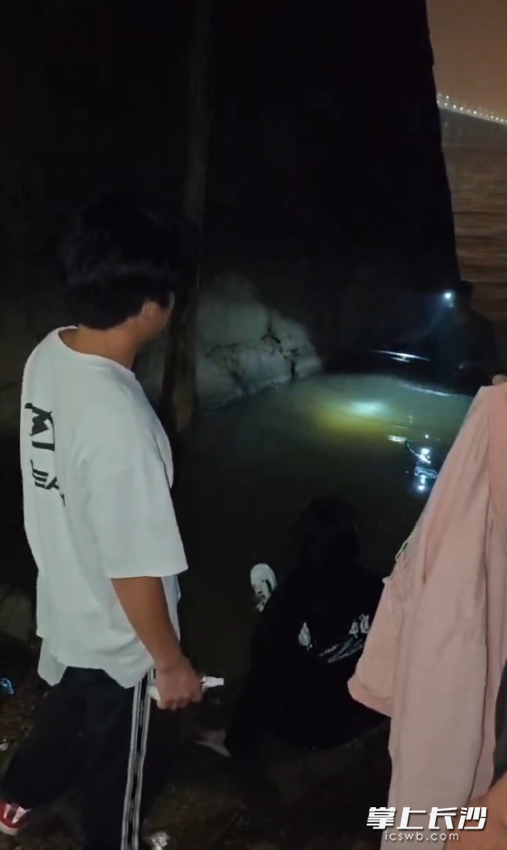 救人!救人!他跳入湘江! 救人!救人!他跳入湘江!