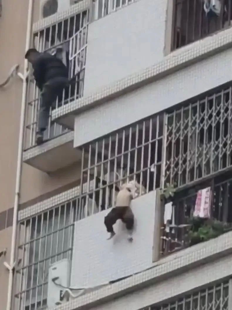 情急之下,广西男子从别人家的防盗网爬下! 情急之下,广西男子从别人家的防盗网爬下!