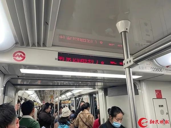 上海地铁被“紧盯”!车厢里总是黑屏,听障人士:希望清楚看见下一站是哪 上海地铁被“紧盯”!车厢里总是黑屏,听障人士:希望清楚看见下一站是哪