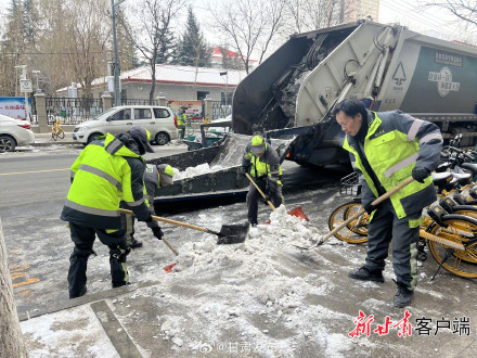 兰州:确保车通路畅 1.04万人次昼夜奋战清理城区积雪2900吨 兰州:确保车通路畅 1.04万人次昼夜奋战清理城区积雪2900吨