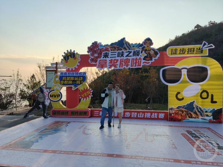 6小时20分!重庆女子单腿登上三峡之巅:曾挑战青海拉脊山 6小时20分!重庆女子单腿登上三峡之巅:曾挑战青海拉脊山