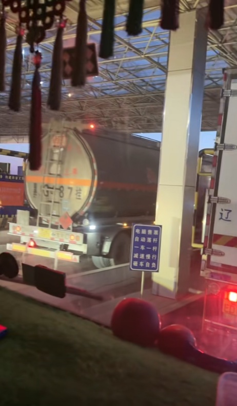 现金收30,微信支付收40?收费站此举引质疑,官方回应…… 现金收30,微信支付收40?收费站此举引质疑,官方回应……