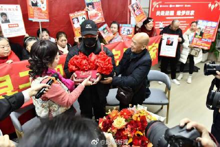 摸到被拐38年儿子胎记 她绷不住了 摸到被拐38年儿子胎记 她绷不住了