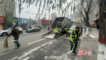 兰州:确保车通路畅 1.04万人次昼夜奋战清理城区积雪2900吨 兰州:确保车通路畅 1.04万人次昼夜奋战清理城区积雪2900吨