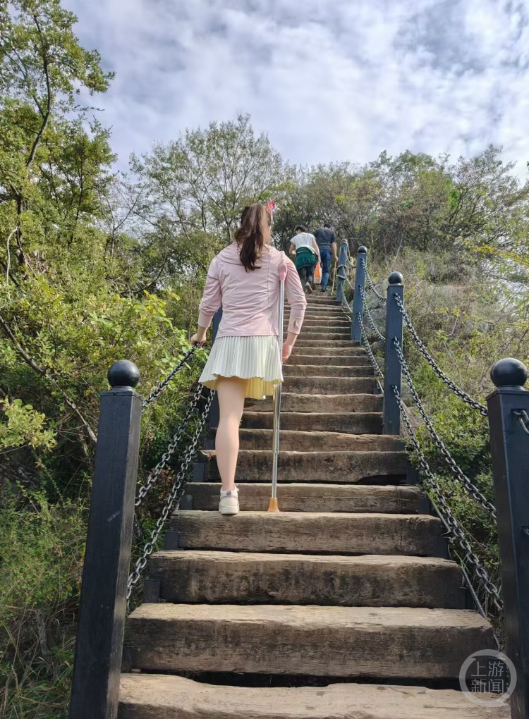 6小时20分!重庆女子单腿登上三峡之巅:曾挑战青海拉脊山 6小时20分!重庆女子单腿登上三峡之巅:曾挑战青海拉脊山