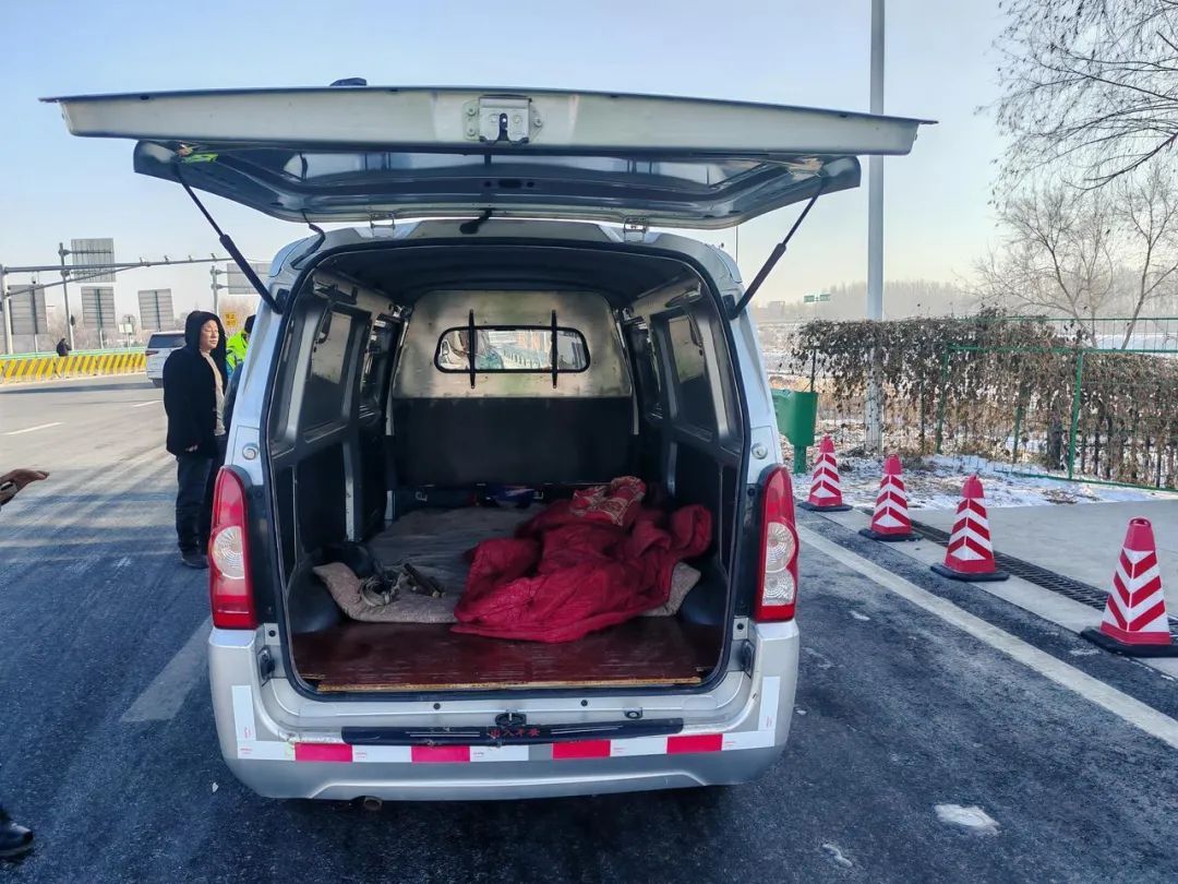 货车车厢里拉人跑高速?!交警:严查违规载客 货车车厢里拉人跑高速?!交警:严查违规载客