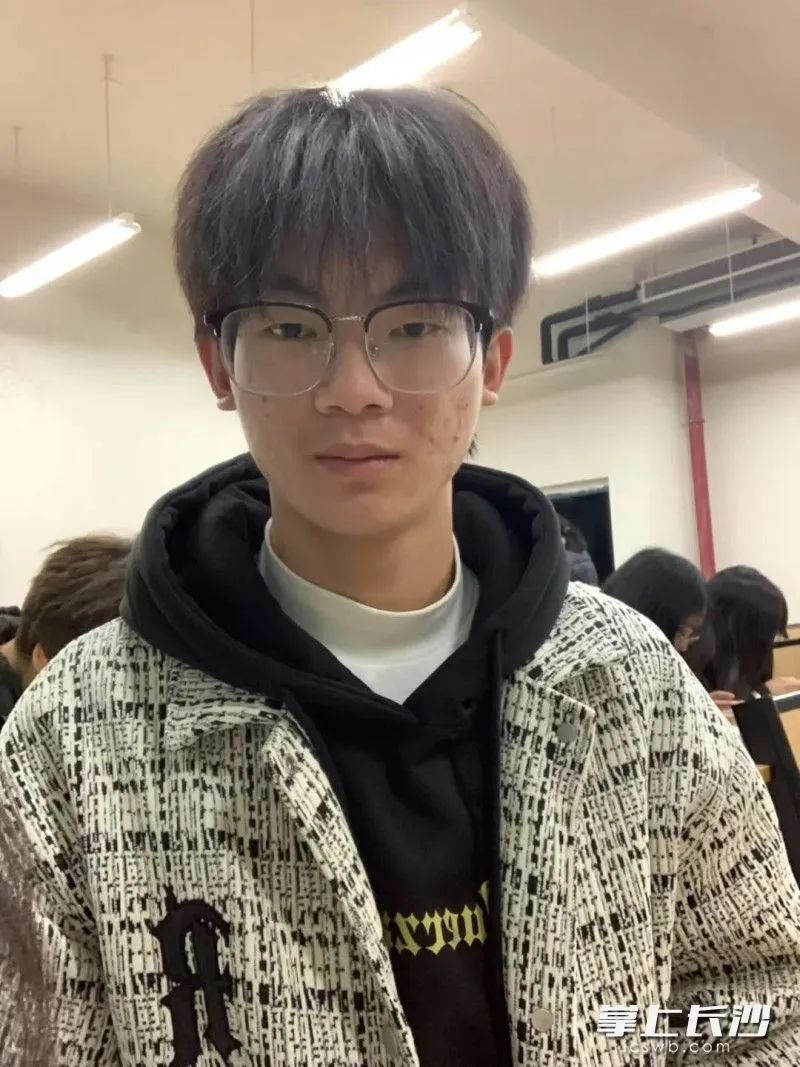 救人!救人!他跳入湘江! 救人!救人!他跳入湘江!