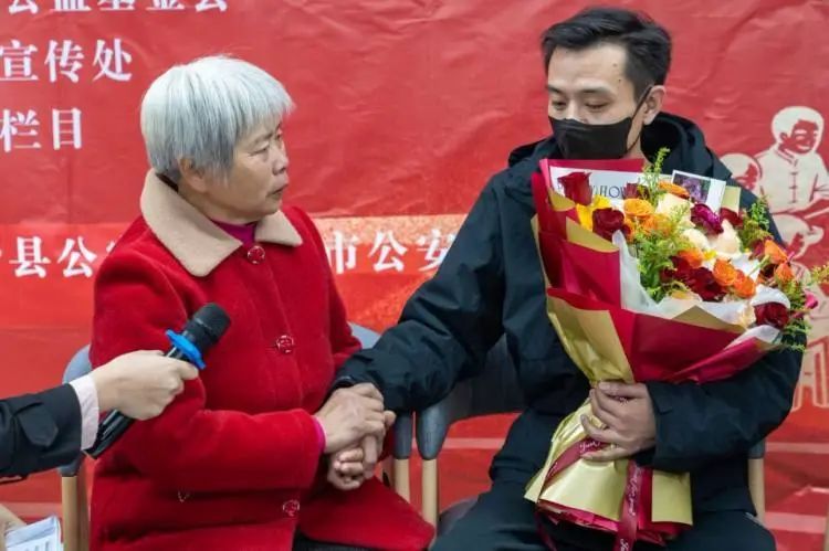 “爸妈别哭，儿子回来了！”四川两名被拐30余年男子与亲人团聚