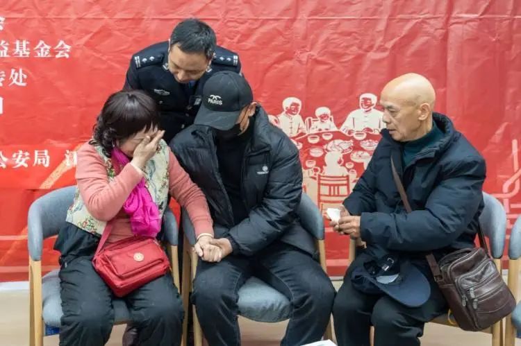 “爸妈别哭，儿子回来了！”四川两名被拐30余年男子与亲人团聚