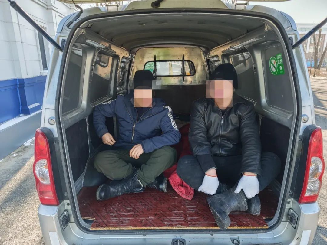 货车车厢里拉人跑高速?!交警:严查违规载客 货车车厢里拉人跑高速?!交警:严查违规载客